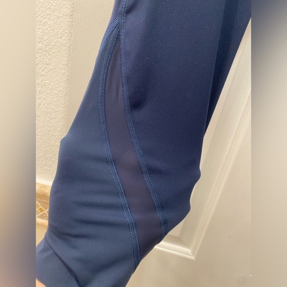 Lululemon Wunder Under HighRise Crop 23 Scallop FullOn Luxtreme
True Navy size 8 - Picture 5 of 7